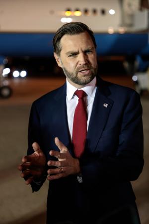 取材に応じるバンス米副大統領＝８日、ブダペスト（ゲッティ＝共同）