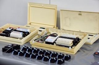 　暴力団対策課が押収した分電盤＝９日午前、警視庁原宿署