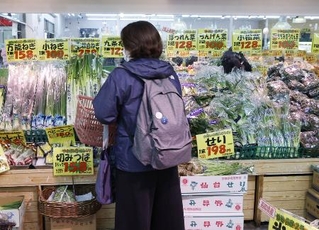 　スーパーを訪れた買い物客＝１月、東京都練馬区のアキダイ関町本店