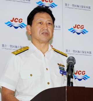 　定例記者会見で話す第１１管区海上保安本部の坂本誠志郎本部長＝９日午後、那覇市