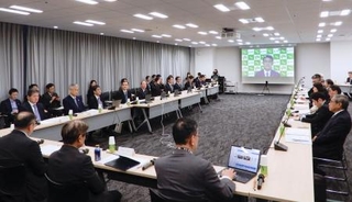 　給付付き税額控除の制度設計を担う「社会保障国民会議」の有識者会議＝９日午後、東京都港区