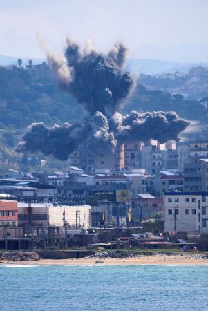 　８日、レバノン南部ティールで、イスラエルの攻撃により立ち上る煙（ロイター＝共同）