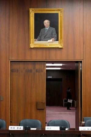 　衆院憲法審が開かれる第１８委員室に飾られた故中山太郎元外相の肖像画＝９日午前