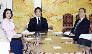 　会談に臨む（左から）公明党の竹谷代表、中道改革連合の小川代表、立憲民主党の水岡代表＝３月、国会