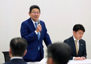 　中道改革連合が開いた皇位継承に関する検討本部の会合であいさつする笠浩史本部長＝９日午後、国会