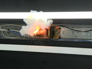 　事故の再現実験で発火した照明器具（製品評価技術基盤機構提供）