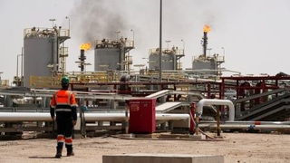 　イラク南部バスラの油田＝６日（ロイター＝共同）