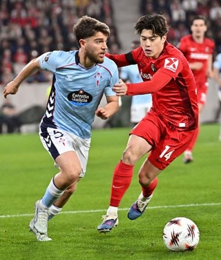 　セルタ戦で競り合うフライブルクの鈴木唯（右）＝フライブルク（共同）