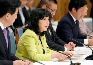 　租税特別措置と補助金の見直しに関する関係閣僚会議で発言する片山財務相（左から２人目）＝１０日午前、首相官邸