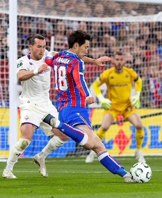 　フィオレンティナ戦で攻め込むクリスタルパレスの鎌田（右）＝ロンドン（共同）