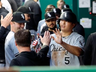 　ロイヤルズ戦の４回、後続の適時打で先制の生還を果たし、迎えられるホワイトソックス・村上＝カンザスシティー（共同）