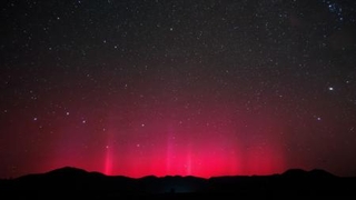 　低緯度で見られる赤いオーロラ＝北海道遠軽町（中山智博氏提供）