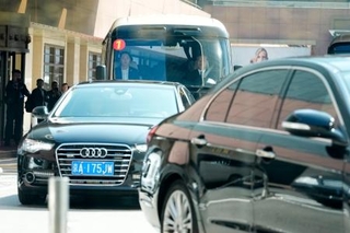 　ホテルを出発する台湾・国民党の鄭麗文主席を乗せた車列＝１０日、北京（共同）