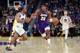 　ウォリアーズ戦で攻め込むレーカーズの八村＝サンフランシスコ（ゲッティ＝共同）