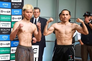 　ＷＢＣバンタム級挑戦者決定戦の前日計量をクリアした那須川天心（左）とフアンフランシスコ・エストラダ＝１０日、東京都文京区