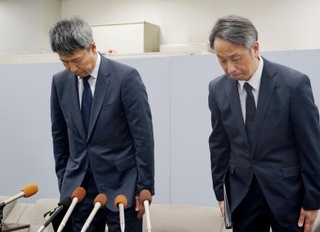 　記者会見で謝罪する水迫畜産の水迫栄治社長（左）ら＝１０日午後、鹿児島県庁