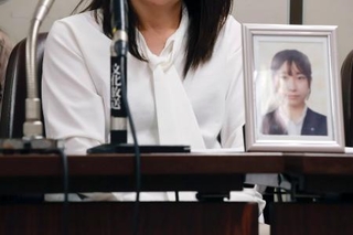 　星有里紗さんの遺影を前に、記者会見する母ひろみさん＝１０日午後、東京・霞が関の司法記者クラブ