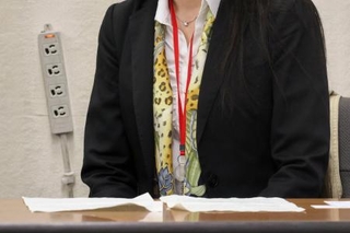 　記者会見する労災認定された女性の長女＝１０日午後、厚労省