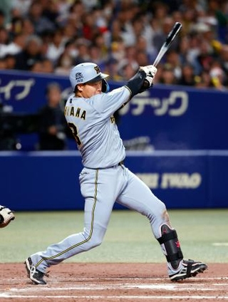 　９回阪神無死二塁、大山が中前に適時打を放つ＝バンテリンドーム