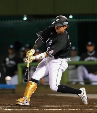 　２回表ロッテ１死二塁、寺地が中前に先制打を放つ＝大宮公園