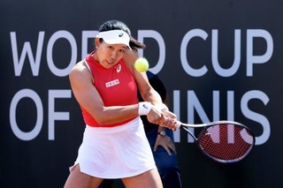 　ビリー・ジーン・キング杯決勝大会の予選のイタリア戦でプレーする内島萌夏＝ローマ近郊（ゲッティ＝共同）