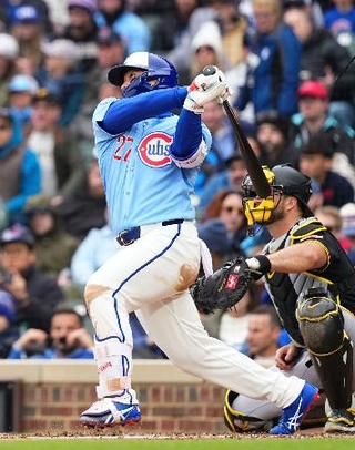 　パイレーツ戦の４回、右前打を放つカブス・鈴木＝シカゴ（共同）