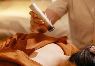 　中国上海市の中医薬マッサージ店「裕和堂」でおきゅうの施術を受ける人＝２０２５年３月（同店提供・共同）