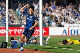 　町田-柏　後半、先制ゴールを決め駆け出す町田・羅相浩＝Ｇスタ