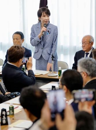 　自民党の全国幹事長会議であいさつする高市首相＝１１日午後、東京・永田町の党本部