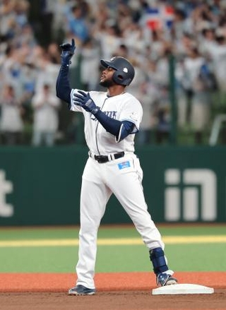 　１回、走者一掃の二塁打を放ち塁上でポーズをとる西武のカナリオ＝ベルーナドーム