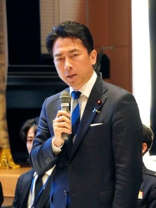 　高機動ロケット砲システム「ハイマース」の射撃訓練について説明する小泉防衛相＝１１日午後、静岡県御殿場市