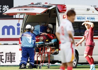 　神戸-名古屋　後半、ピッチで救急車に乗せられる神戸・トゥーレル＝ノエスタ