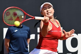 　イタリア戦の第３試合となるダブルスでプレーする穂積絵莉＝ローマ近郊（ゲッティ＝共同）