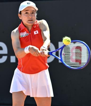 　イタリア戦の第３試合となるダブルスでプレーする青山修子＝ローマ近郊（ゲッティ＝共同）