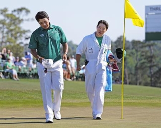 　第３ラウンド、ホールアウトする松山英樹。通算２アンダーで２９位＝オーガスタ・ナショナルＧＣ（共同）