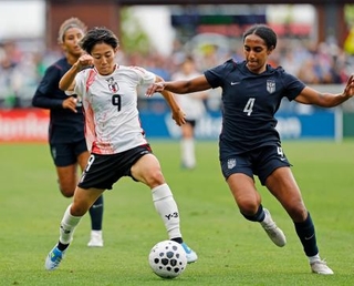 　日本-米国　後半、攻め込む植木（左）＝サンノゼ（共同）