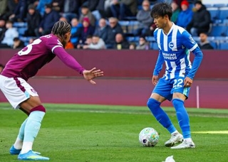 　バーンリー戦の後半、プレーするブライトンの三笘（右）＝バーンリー（共同）