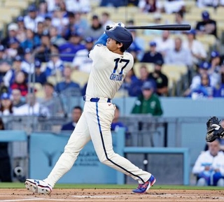 　レンジャーズ戦の１回、今季初の先頭打者本塁打となる４号ソロを放つドジャース・大谷＝ロサンゼルス（共同）