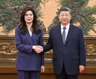 　台湾・国民党の鄭麗文主席（左）と握手する中国共産党の習近平総書記＝１０日、北京の人民大会堂（新華社＝共同）