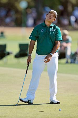 　第３ラウンド、１７番でパーパットを外した松山英樹。通算２アンダーで２９位＝オーガスタ・ナショナルＧＣ（共同）