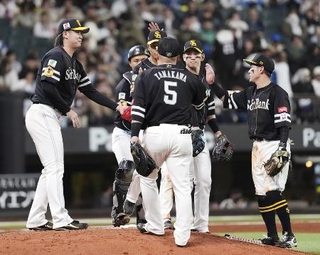 　日本ハムに勝利しタッチを交わす杉山（左端）らソフトバンクナイン＝１１日、エスコンフィールド