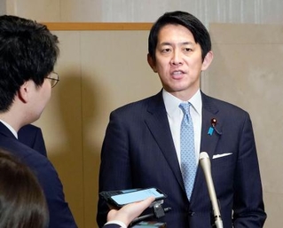 　記者団の取材に応じる自民党の小林政調会長＝１２日午後、東京都内