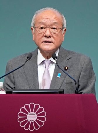 　第９３回自民党大会で発言する鈴木幹事長＝１２日午前、東京都内