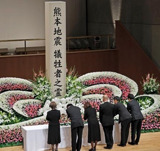 　熊本県益城町で開かれた追悼式で献花する遺族ら＝１２日午前