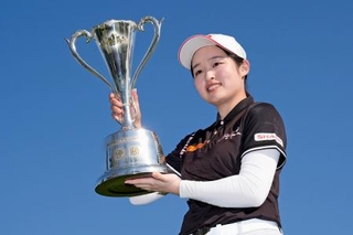 　通算１０アンダーで優勝し、トロフィーを手にする呉佳晏＝石坂ＧＣ