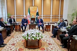 　パキスタンのシャリフ首相（中央右）とイラン代表団のガリバフ国会議長（同左）＝１１日、イスラマバード（パキスタン首相府提供・ＡＰ＝共同）