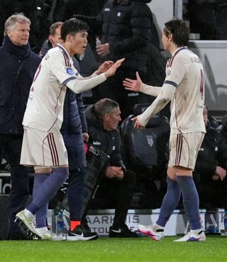 　ヘラクレス戦の後半、冨安（左）と交代するアヤックスの板倉＝アルメロ（共同）