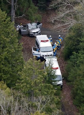 　行方不明になっている安達結希さんの自宅付近の山中を捜索する京都府警の捜査員＝７日、京都府南丹市（共同通信社ヘリから）