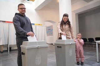 　ハンガリー議会総選挙で投票する有権者ら＝１２日、ブダペスト（共同）