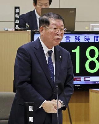 　佐賀県吉野ケ里町議会で町長選への出馬を表明する伊東健吾町長＝２０２５年１２月２日午前